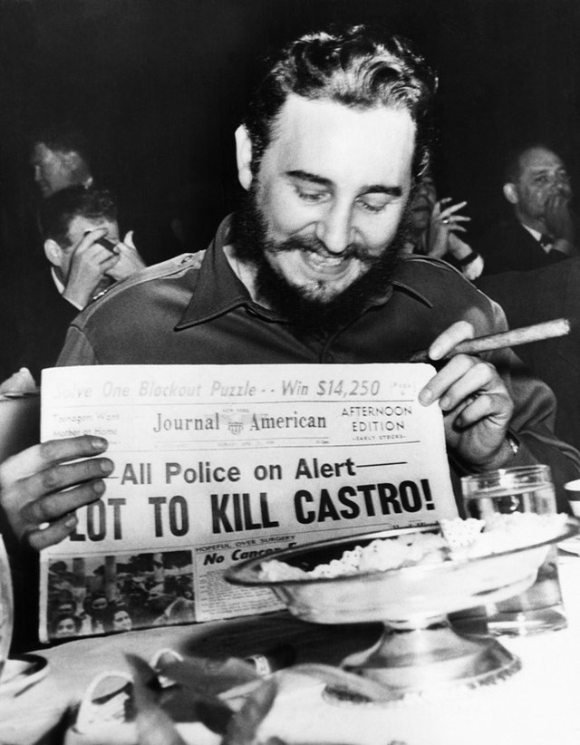 
Ông Fidel Castro cầm trên tay tờ báo ở New York, Mỹ vào năm 1959 viết về các âm mưu ám sát ông.
