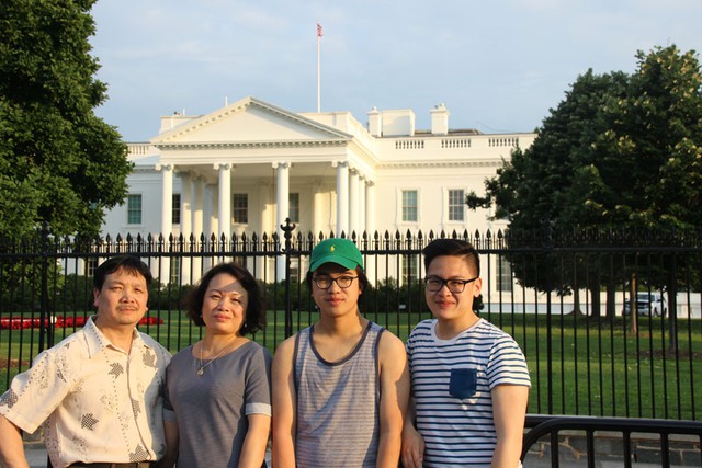 
Sơn và gia đình chụp ảnh kỷ niệm trước Nhà Trắng. Ảnh: NVCC

