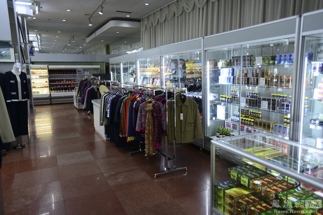 
Một cửa hàng tạp hoá ở Pyongyang, những đồ dùng được bày bán có nhiều chủng loại khác nhau và đa phần là hàng hoá nội địa.
