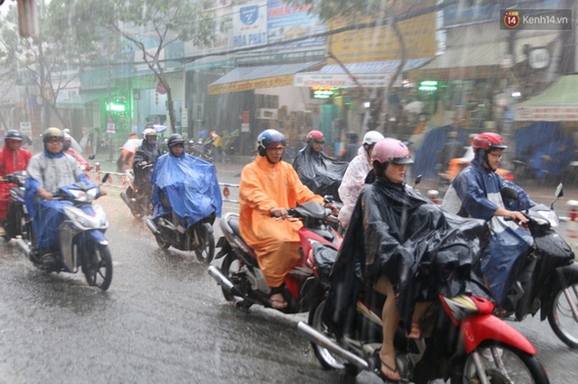 
Cơn mưa lớn đổ xuống ngay sáng đầu tuần khiến việc đi làm, đi học trở nên vất vả hơn
