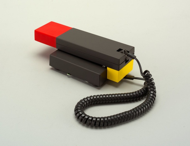 Enorme Telephone được thiết kế bởi Marco Zanini và Ettore Sottsass