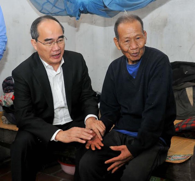
Chủ tịch UB TƯ MTTQ VN Nguyễn Thiện Nhân tới thăm và tặng quà cụ Nguyễn Văn Kế, 79 tuổi có hoàn cảnh khó khăn tại thôn Phật Tích
