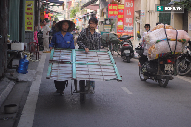 
Người dân làng Nguyên Xá đã quen thuộc với hình ảnh của 2 mẹ con Cúc
