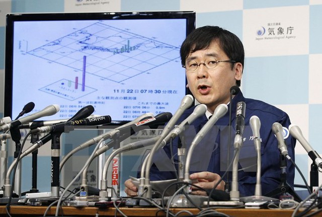 
Chuyên gia về động đất Koji Nakamura thuộc Cơ quan khí tượng Nhật Bản trong cuộc họp báo ở Tokyo ngày 22/11 về trận động đất mạnh 7,4 độ Richter. (Nguồn: AP/TTXVN)
