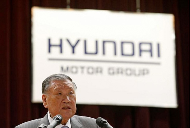
Chủ tịch hiện tại của Hyundai Kia, ông Chung Mong-Koo là con trai thứ ba của nhà sáng lập Chung Ju-yung.
