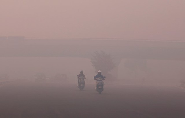 Bạn có thể thực sự cảm thấy có cái gì đó hữu hình đang đè lên họ, hiệu trưởng Meenakshi Sahni của trường tư thục Modern tại New Delhi cho biết. Thậm chí ngay cả khi ngồi trong hội trường lớn, bạn cũng có cảm giác như ai đó đang bóp cổ bạn.