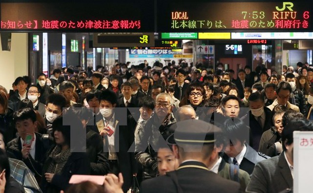 
Hành khách chờ đợi tại nhà ga Sendai, tỉnh Miyagi, miền bắc Nhật Bản ngày 22/11 sau khi các dịch vụ sân bay và đường sắt bị gián đoạn do động đất. AP/TTXVN. (Nguồn: AP/TTXVN)

