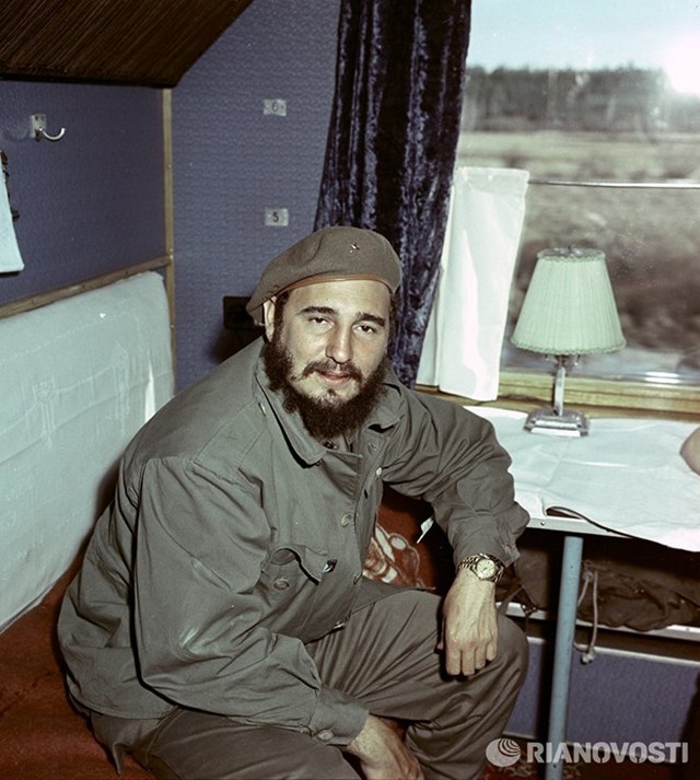 Các phương tiện truyền thông gọi Castro là người hâm mộ hãng đồng hồ Rolex. Trong nhiều hình ảnh ông được nhìn thấy với chiếc Rolex Submariner trên cổ tay của mình. Ảnh: Fidel Castro trong một khoang tàu trên đường từ Irkutsk đến Bratsk, năm 1963.