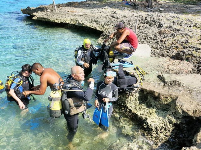 Chuẩn bị cho ca lặn scuba diving ở Bay of Pigs - Ảnh: Jean Dumas