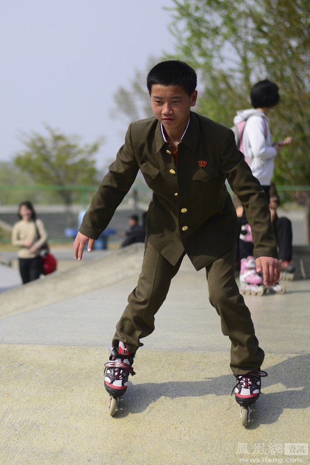 
Khác với nhiều quốc gia khác khi người dân giải trí bằng mạng xã hội, đi chơi... người dân Triều Tiên có những thú vui rất đơn giản như trượt patin chẳng hạn.
