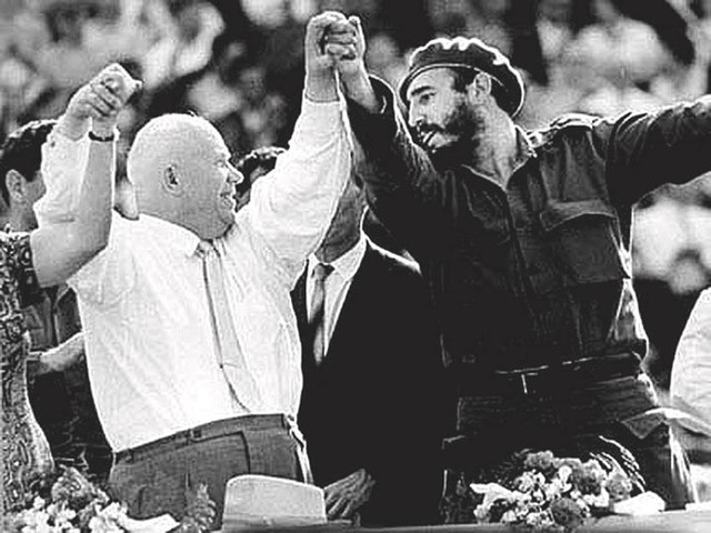 
Ông Fidel Castro nắm tay nhà lãnh đạo Xô viết Nikita Khrushchev trong chuyến thăm chính thức tới Moscow vào năm 1963
