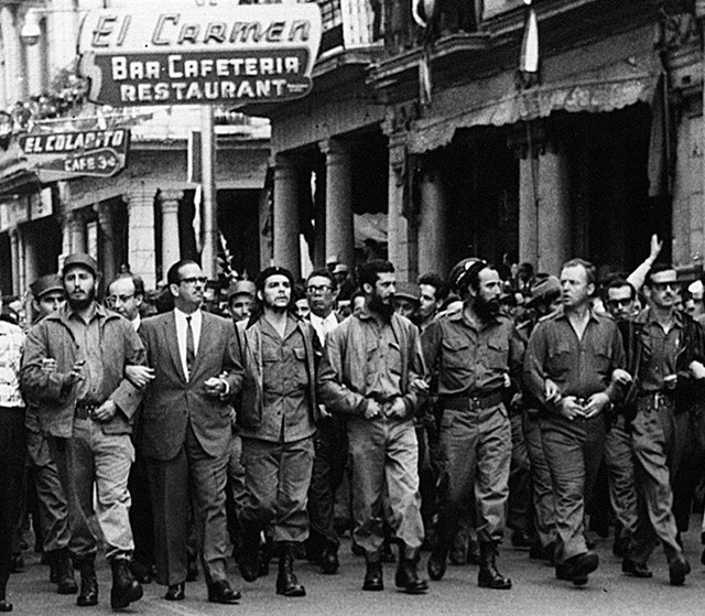 Chủ tịch Hội đồng Nhà nước Cuba, Fidel Castro, Chủ tịch Cuba Osvaldo Torrado,và Ernesto Che Guevara đã dẫn đầu tại đám tang các nạn nhân của vụ nổ của con tàu La Coubre . Tàu chở hàng La Coubre bị nổ vào ngày 04/3/1960 tại thời điểm dỡ hàng tại cảng Havana. Số người chết lên tới 101 người, 209 người bị thương.