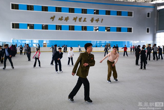 
Đông đảo hơn có lẽ là môn trượt băng. Dáng vẻ của những người trong hình có thể giống với những năm 80, nhưng đó thực ra là người dân Triều Tiên thời điểm hiện tại.
