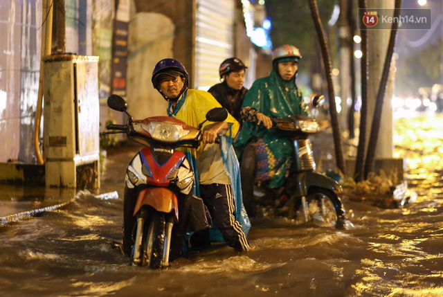 Trận mưa không ngập sâu như ngày 26/9 nhưng cũng khiến nhiều xe chết máy, gây khó khăn cho người dân thành phố. Ảnh: Khang Thái.