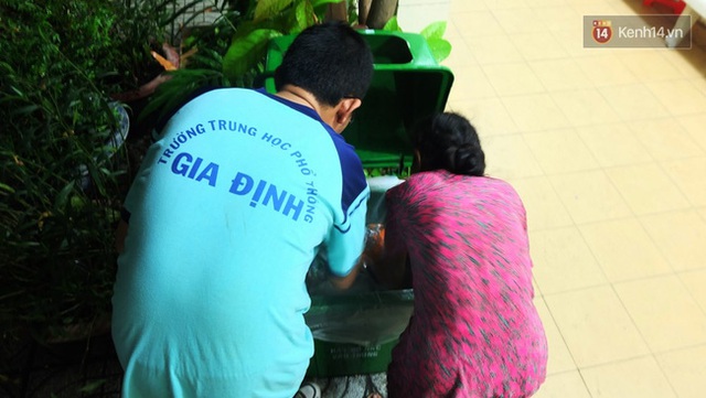 
Duy cùng mẹ tìm chai nhựa trong thùng rác tại trường mình. Hiểu hoàn cảnh của bạn nên lâu lâu bạn bè lại đem lên cho Duy mấy bao ve chai để giúp đỡ cậu.
