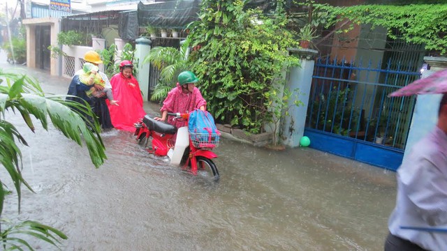 Nha Trang tê liệt vì ngập lụt khắp nơi - Ảnh 7.