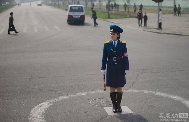 
Một góc phố Triều Tiên với lượng phương tiện cá nhân thấp, cảnh sát giao thông dễ dàng quản lý.
