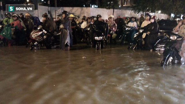 Nhiều người không dám đi qua khu vực bị ngập trên đường Nguyễn Hữu Cảnh vì sợ nguy hiểm.