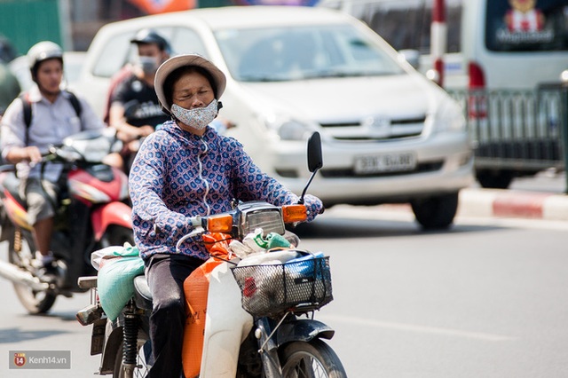 
Bước chân ra đường, ai nấy đều rất mệt mỏi.
