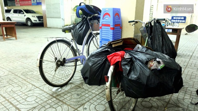 
Tháng trước 2 chiếc xe đạp của mẹ con Duy bị ăn trộm. Người dân xung quanh thấy thương nên cho một chiếc xe cũ, còn bạn bè Duy dư 1 chiếc xe đạp nên đem tặng cậu để có phương tiện đi lại.
