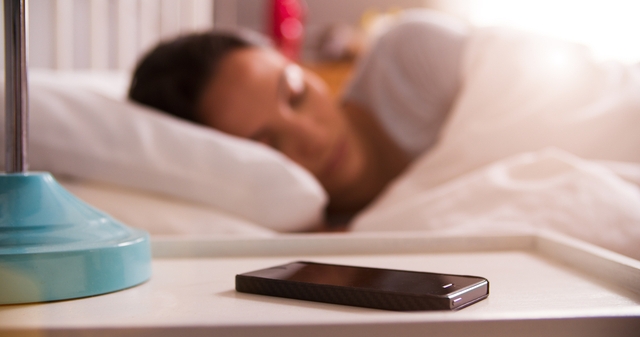 
Ánh sáng từ điện thoại lừa não bộ rằng trời chưa tối, đây là lý do vì sao dùng điện thoại trước khi đi ngủ sẽ khiến bạn khó ngủ hơn.
