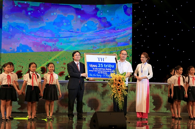 
Ông Nguyễn Thiện Nhân – Chủ tịch Ủy ban TƯ MTTQ Việt Nam trao tặng 25 triệu ly sữa cho học sinh mẫu giáo và tiểu học.
