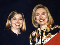 Đổi đời và kiếm được hàng nghìn đô mỗi tháng vì giống hệt bà Hillary Clinton Đổi đời và kiếm được hàng nghìn đô mỗi tháng vì giống hệt bà Hillary Clinton