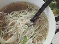 Ăn phở sân bay Tân Sơn Nhất: Hãi quá, tạm biệt luôn Ăn phở sân bay Tân Sơn Nhất: Hãi quá, tạm biệt luôn
