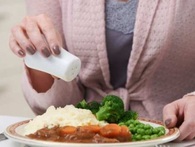 Nguy hiểm khôn lường từ việc ăn quá nhiều muối Nguy hiểm khôn lường từ việc ăn quá nhiều muối