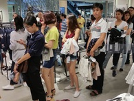 Zara Việt Nam bán được 5,5 tỷ đồng, "phá đảo" kỷ lục doanh thu ngày khai trương trên toàn thế giới? Zara Việt Nam bán được 5,5 tỷ đồng, "phá đảo" kỷ lục doanh thu ngày khai trương trên toàn thế giới?