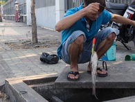 Cạy cống câu cá, thú vui vỉa hè của dân Sài Gòn Cạy cống câu cá, thú vui vỉa hè của dân Sài Gòn