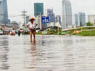 Thấy dân lội nước bơ phờ, hỏi ông chống ngập có ngờ được không? Thấy dân lội nước bơ phờ, hỏi ông chống ngập có ngờ được không?
