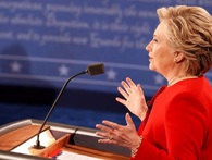 Buộc tội đối thủ góp phần gây khủng hoảng kinh tế, bà Clinton khiến ông Trump "đứng hình" Buộc tội đối thủ góp phần gây khủng hoảng kinh tế, bà Clinton khiến ông Trump "đứng hình"