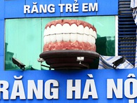 Dựng quảng cáo trong 1 năm hết gần 1 tỷ, phá bỏ trong 1 giờ Dựng quảng cáo trong 1 năm hết gần 1 tỷ, phá bỏ trong 1 giờ