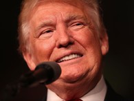 Donald Trump bị tố lừa đảo trắng trợn, lấy tiền từ thiện đi tiêu xài vào việc riêng Donald Trump bị tố lừa đảo trắng trợn, lấy tiền từ thiện đi tiêu xài vào việc riêng