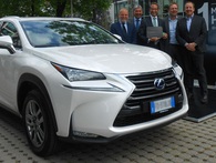 Lexus vui mừng đón chiếc hybrid thứ 1 triệu được bán ra sau 11 năm, nhưng... Lexus vui mừng đón chiếc hybrid thứ 1 triệu được bán ra sau 11 năm, nhưng...