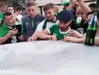 Ăn mừng quá đà làm hỏng một chiếc xe, nhưng cổ động viên Ireland đã làm cả thế giới bất ngờ Ăn mừng quá đà làm hỏng một chiếc xe, nhưng cổ động viên Ireland đã làm cả thế giới bất ngờ