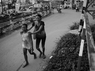 Mẹ mù, cha tâm thần, bé gái 9 tuổi làm "hoa tiêu" dẫn đường cho mẹ, mưu sinh nuôi cả gia đình Mẹ mù, cha tâm thần, bé gái 9 tuổi làm "hoa tiêu" dẫn đường cho mẹ, mưu sinh nuôi cả gia đình