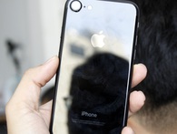 Ngắm iPhone 7 đen doanh nhân giá 34 triệu: bóng bảy, sang trọng, nhưng toàn bám vân tay Ngắm iPhone 7 đen doanh nhân giá 34 triệu: bóng bảy, sang trọng, nhưng toàn bám vân tay