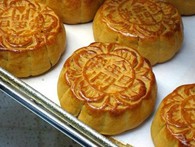 Công ty đuổi việc nhân viên vì đặt mua nhiều bánh trung thu Công ty đuổi việc nhân viên vì đặt mua nhiều bánh trung thu