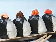 Câu chuyện về món cơm nắm Onigiri “thần thánh” – Biểu tượng văn hóa ẩm thực và tình cảm của người Nhật Câu chuyện về món cơm nắm Onigiri “thần thánh” – Biểu tượng văn hóa ẩm thực và tình cảm của người Nhật