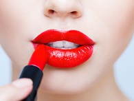 Ngoài kim cương máu, thế giới ngày nay còn phải dùng những "thỏi son máu" của L'Oreal hay Revlon Ngoài kim cương máu, thế giới ngày nay còn phải dùng những "thỏi son máu" của L'Oreal hay Revlon