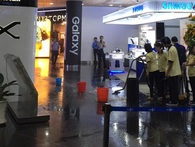 Dột mưa, ngập nước ngay bên trong tòa nhà Bitexco ở Sài Gòn Dột mưa, ngập nước ngay bên trong tòa nhà Bitexco ở Sài Gòn