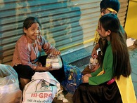 Người vô gia cư bất ngờ nhận quà của chị Hằng, chú Cuội giữa đêm khuya Người vô gia cư bất ngờ nhận quà của chị Hằng, chú Cuội giữa đêm khuya