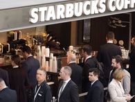 Chàng trai ngày nào cũng đến Starbucks xếp hàng, nhưng không phải để uống cà phê, sẽ giúp bạn hiểu thế nào là nghề sales Chàng trai ngày nào cũng đến Starbucks xếp hàng, nhưng không phải để uống cà phê, sẽ giúp bạn hiểu thế nào là nghề sales