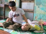 Nếu bạn định từ bỏ ước mơ, hãy nhìn cách vượt lên số phận của chàng tân SV bị chất độc da cam này! Nếu bạn định từ bỏ ước mơ, hãy nhìn cách vượt lên số phận của chàng tân SV bị chất độc da cam này!