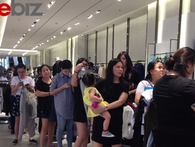 Dân công sở xếp hàng dài chờ thử đồ, thanh toán tại cửa hàng Zara mới khai trương ở Sài Gòn Dân công sở xếp hàng dài chờ thử đồ, thanh toán tại cửa hàng Zara mới khai trương ở Sài Gòn