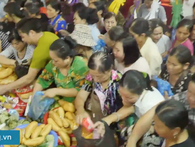 Lễ Vu Lan báo hiếu lại chứng kiến cảnh giành giật đồ cúng hỗn loạn ngay trong chùa Quán Sứ Lễ Vu Lan báo hiếu lại chứng kiến cảnh giành giật đồ cúng hỗn loạn ngay trong chùa Quán Sứ