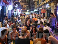 Hà Nội: Các hộ kinh doanh hờ hững với việc bán hàng đến 2 giờ sáng Hà Nội: Các hộ kinh doanh hờ hững với việc bán hàng đến 2 giờ sáng