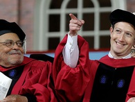 "Mẹ, con đã nói rồi đúng không? Một ngày con sẽ quay lại Harvard và nhận tấm bằng đại học" "Mẹ, con đã nói rồi đúng không? Một ngày con sẽ quay lại Harvard và nhận tấm bằng đại học"